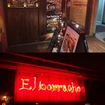 下：看板　上：入り口はルチャリブレなどの落書きがあって雰囲気いいです