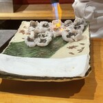 鮨 大和 - 鱧炙ってるとこ