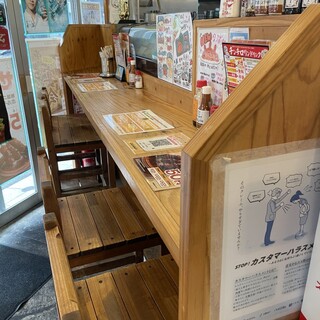 カウンター席完備。お一人様でも気軽に寛げます。

