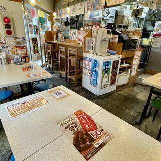 4名〜8名様まで対応の各種テーブル席をご用意