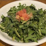 ベクタービア - 春菊のサラダでニンニク効いてる