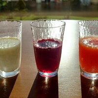 ニセコ羊蹄の宿 楽 水山 - 朝食：ジュース（トマトジュース、ぶどうジュース、牛乳）
