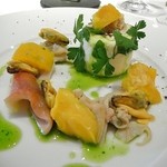 レストラン コバヤシ - ビーツを詰めたフレッシュチーズとじゃが芋のムース　九十九里浜産ハマグリとフランスモンサンミッシェル産ムール貝　パパイヤと共に