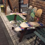 ジャックスピザアンドバーガーズ - ボードでチェア。小洒落てます（笑）