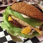 ジャックスピザアンドバーガーズ - 尼崎バーガーは550円。見た目以上のボリュームですよｗ