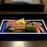 よし町 - 米を1合別途頼んでるので、御飯のお友達も出してくれたー！！爆量で最高wアメリカの大金持ちがホームパーティに呼ぶ人数くらい多い。いいねー。私は量が多いの大好きw