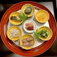 よし町 - 美しすぎる！！
                    鴨うめえええええええええ！
                    生ハムだから独特の食感で面白い！！
                    落花生一つをとっても普段食べてるのと全然違うし全部最高！
                    火入れが凄くうまいのよ！