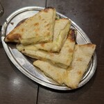 アロマズ オブ インディア - チーズナン