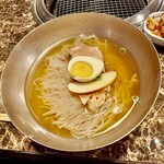 焼肉三恵 - スープのコクと自家製麺の美味しさに食感。冷麺の傑作。