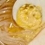 焼肉三恵 - 茹で卵の黄身を崩して冷麺スープをさらにウマウマにする。
