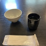 川勢 - 取り分け茶碗とお茶。