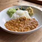 T’s Cafe - ワンプレートランチ（キーマカレー）です。スパイスを効かせたキーマカレーです。打ち豆とこんにゃくを入れ食感も楽しめます。