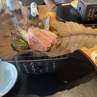 八起庵 丸太町本店 - 【焼物】　京鴨朴葉焼き　　鴨もも肉　葱味噌　舞茸　平茸　あわびだけ　木の葉南瓜　むかご　銀杏