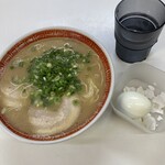 一九ラーメン - ラーメン単体だと やや物足りないが たまご付きだと