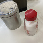 一九ラーメン - 卓上の調味料など