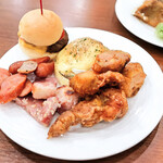 ぐりる屋島 - 豚バラの塩麹あっさり包み蒸し、オリーブ卵のエッグベネディクト、ハワイアンバーガー、ソーセージのグリル、ガーリックチキンのフライ
