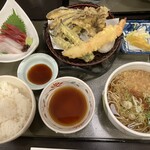 館乃総本店 - 天ぷらとお刺身のセット。お汁はお蕎麦にしてしまいました。