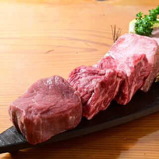 タンやハラミ、ヒレ、ホルモンなどの厳選素材を七輪で焼いて堪能