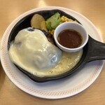 ジョイフル - 料理写真:チーズにおぼれるチーズインハンバーグ(税込878円)