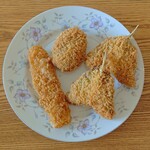 丸重商店 - 右からアジフライ、イカフライ、ビーフコロッケ