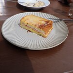 尾瀬小屋 - コンテチーズを使ったクロックムッシュ　　トーストにチーズとハムを挟み軽く焼いたパン料理