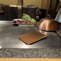 鉄板焼 葵 - お肉です。冷めないように少しずつ焼いてくれました。
