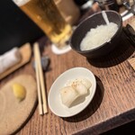 鶏けん - お通し。大根の漬物