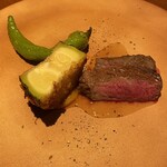 Lilla - 肉料理。分厚いズッキーニと万願寺とうがらし添え。