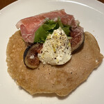 Lilla - 栗粉のクレープ。巻いて手で食べました。