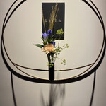 Lilla - ドアの横に店名プレートが。ライトが当たっていますから、それが目印です。