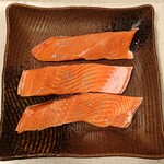 魚幸水産 - 北海道産の鮭３切れで700円♬