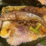 アラリヤ ランカ - 中を開くと秋刀魚にむかごに蓮根