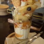 喫茶 ほんまち - 桃のパフェ