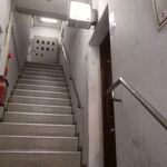 喫茶 ほんまち - 階段を上がると店らしき入り口が