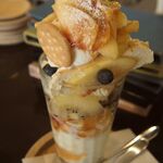 喫茶 ほんまち - 桃のパフェ