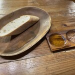 島イタリアン en - お通しのバケットにオリーブオイルを付けて