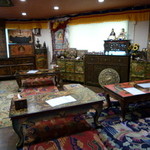 スノーライオン - チベット家具と敷物でたくさんの座敷席