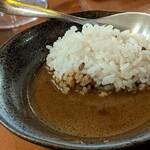 炉ばたイタリアン 自然派ワイン いるふぉ - スパイスカレー、人数分で分けて提供してくれました