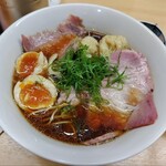 NAGASHARI - 特製醤油ラーメン  味玉を半分にカット