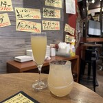 立飲ビストロ Ryo - 乾杯はベリーニと「みかん酒」ソーダ割で
