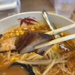 らーめん世界 - この分厚いチャーシューが食えるから世界サンなのよ