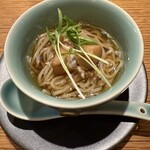 中国菜 火ノ鳥 - 鶏と煮干しを炊いたスープ冷たい麺、上に真魚鰹