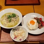 グリーンパッタイ - ガパオライスとグリーンカレーラーメン