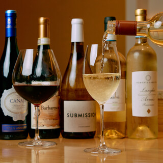 こだわりのワインや豊富なドリンク。会食や宴会に人気のコースも