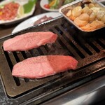 スタミナ焼肉 肉ですみだ - 特上タン塩・ニンニク(青森県産)