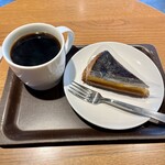 スターバックスコーヒー - 料理写真:本日のコーヒーと、かぼちゃのバスクチーズケーキ