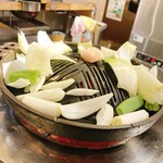 成吉思汗 だるま - 野菜。
ジンギスカンの脂をまとい、しっかり焼いた玉ねぎが甘くてめっちゃ旨い( ⁼̴̶̤̀ω⁼̴̶̤́ )