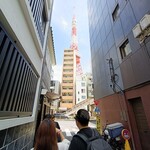 五代目 野田岩 - 野田岩の店頭から眺める東京タワー