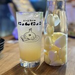 ニンニクバル にょんにょご - ■自家製ガーリックジンジャエール ¥748・漬けてあるニンニクを見せてくれました♪