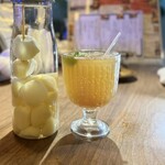 ニンニクバル にょんにょご - ■ガーリッククラフトレモンサワー ¥748 ・漬けてあるニンニクを見せてくれました。